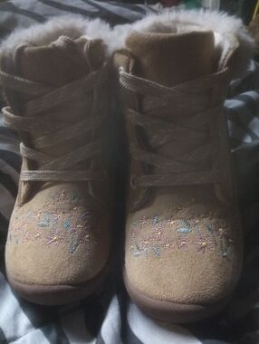 Kids Tan Faux-Fur Lined Winter Boots with Floral Embroidery Osh Kosh Size 9M